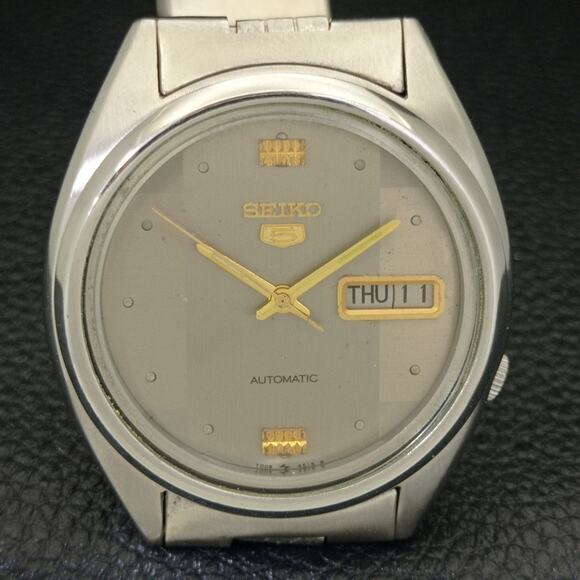 Vintage 1981 Seiko Automatic Mens Silver Watch W/daydate & Gold accents - Picture 4 of 10